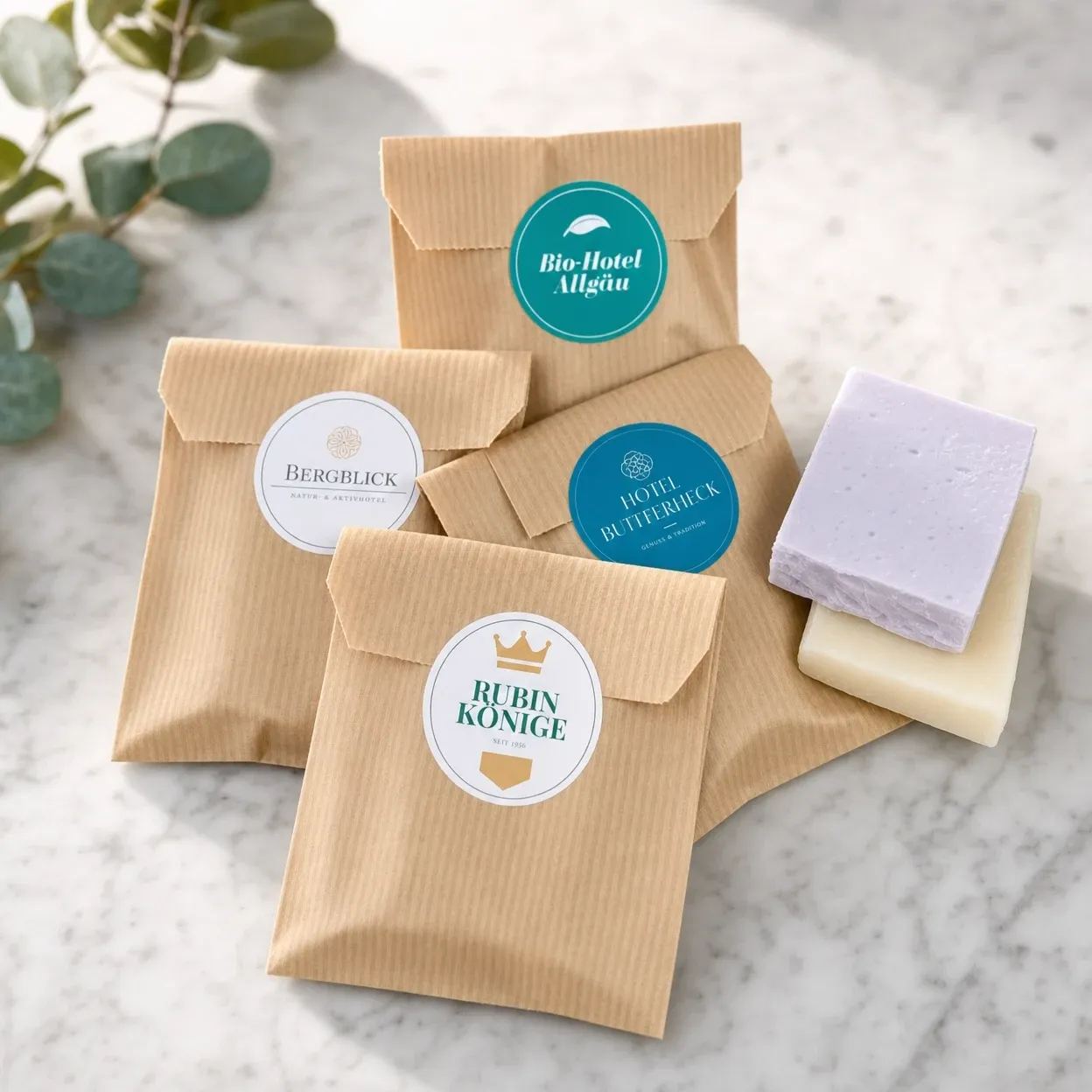 Gästeseifchen in Kraftpapier mit individuellen Hotel-Logos auf den Branding-Stickern
