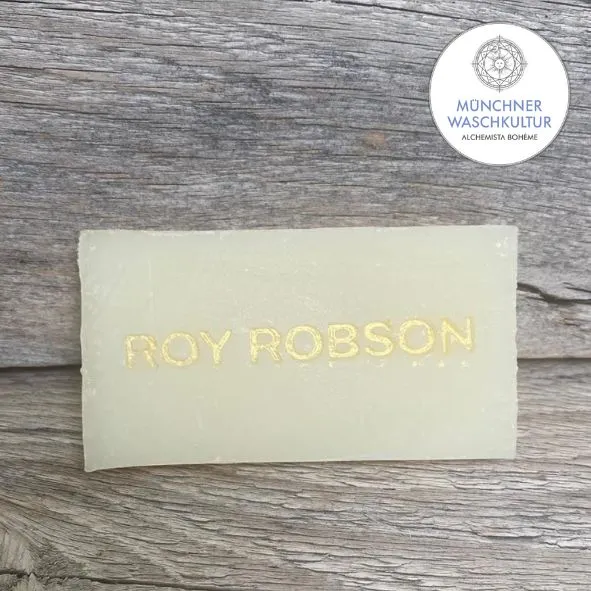 Handgemachte Naturseife mit goldener ROY-ROBSON-Logoprägung
