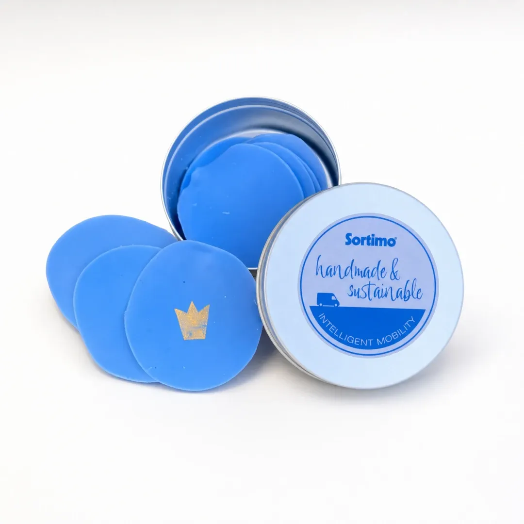 Reiseseifchen mit blauen Seifenblättchen und individuellem Sortimo-Branding