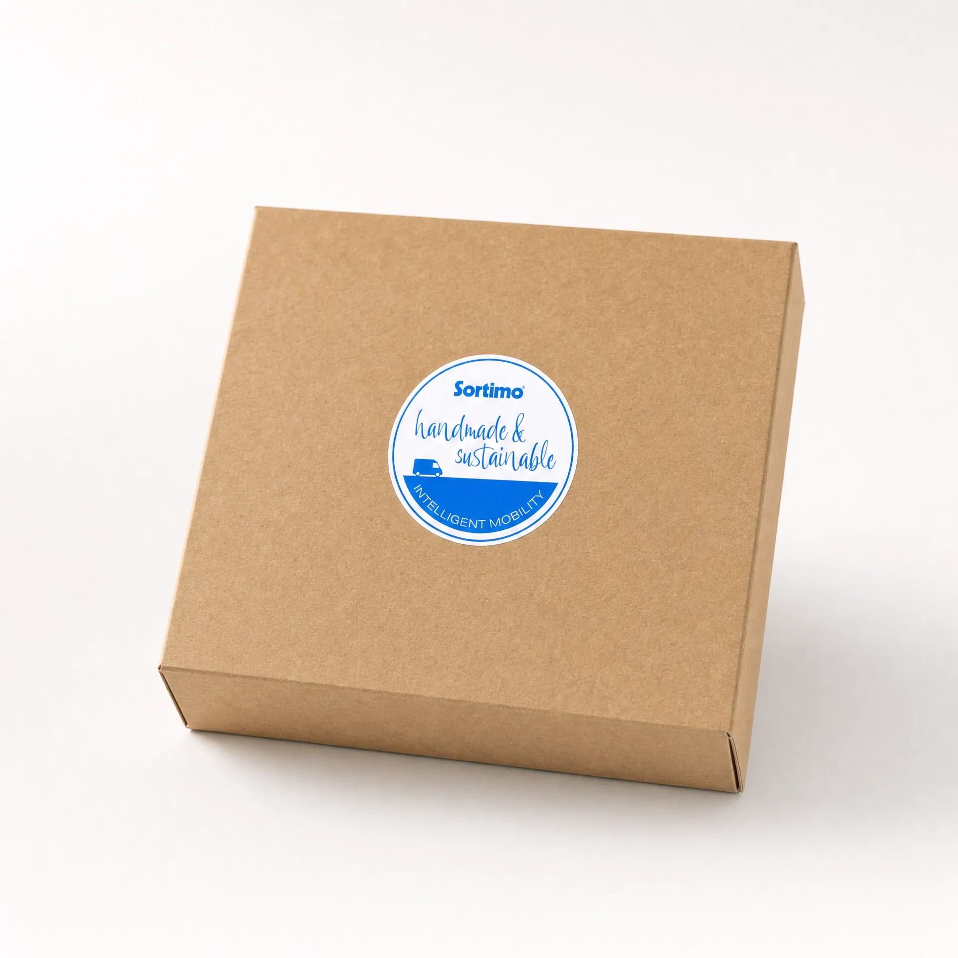 Hochwertiger Waschkultur-Geschenkkarton mit individuellem Sortimo-Branding-Sticker