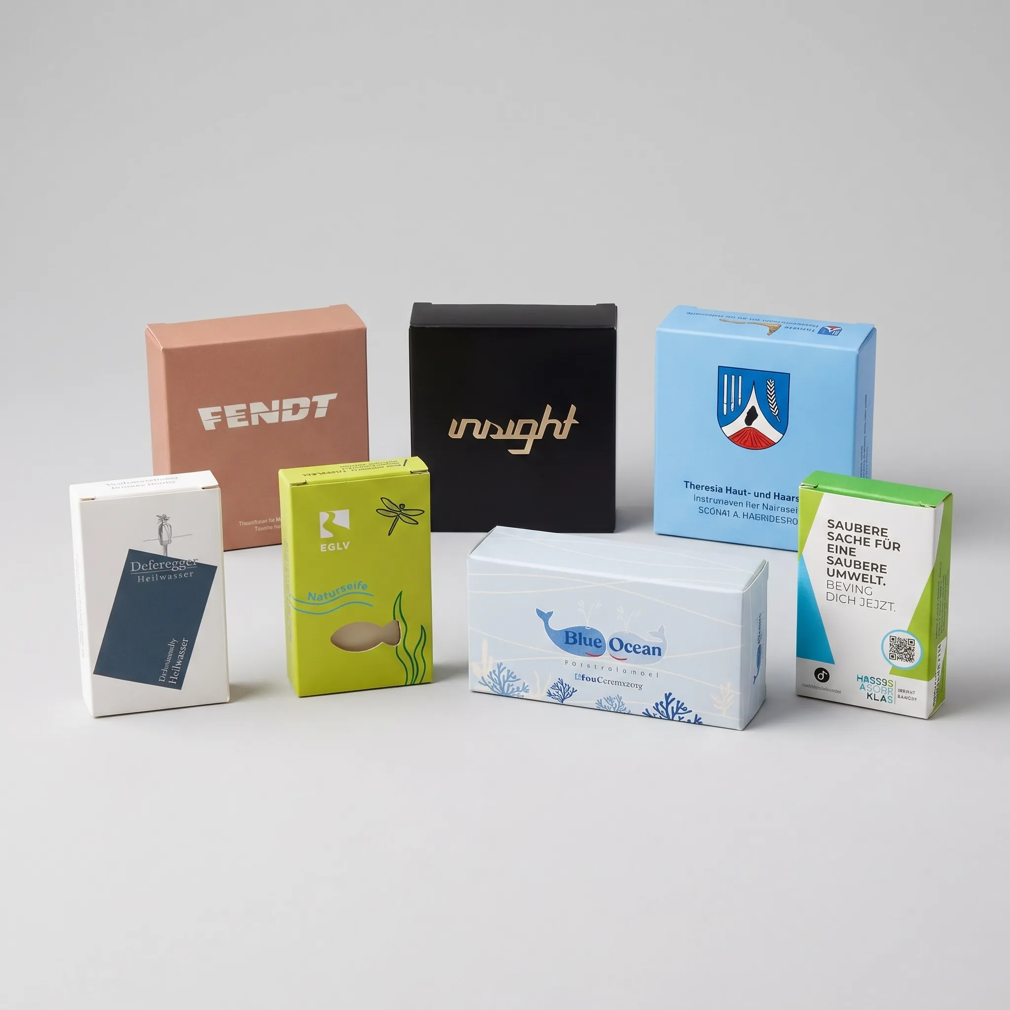 Verschiedene individuell bedruckte Seifen-Kartonverpackungen mit Firmenlogos – Branding der Münchner Waschkultur®