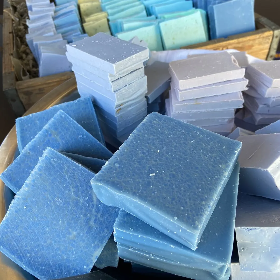 Gestapelte blaue Naturseifen beim Fabrikverkauf