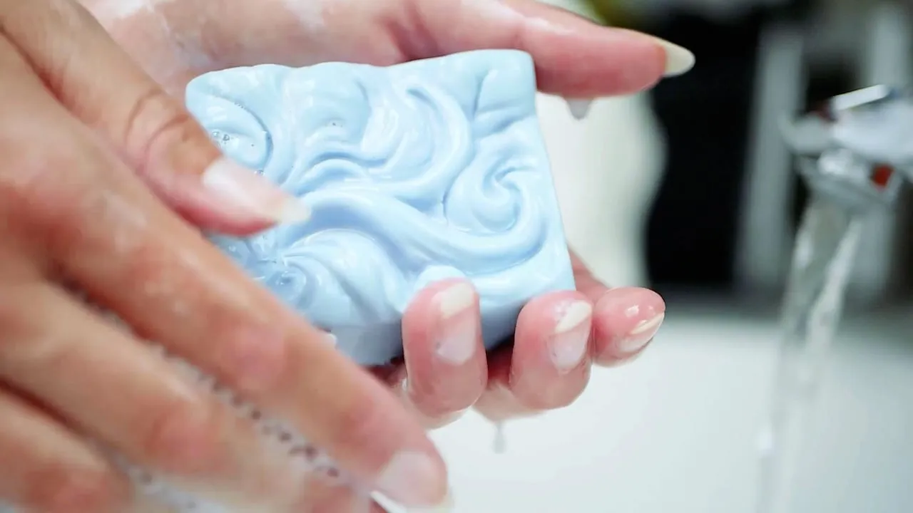 Hände waschen mit blauer Naturseife der Münchner Waschkultur®