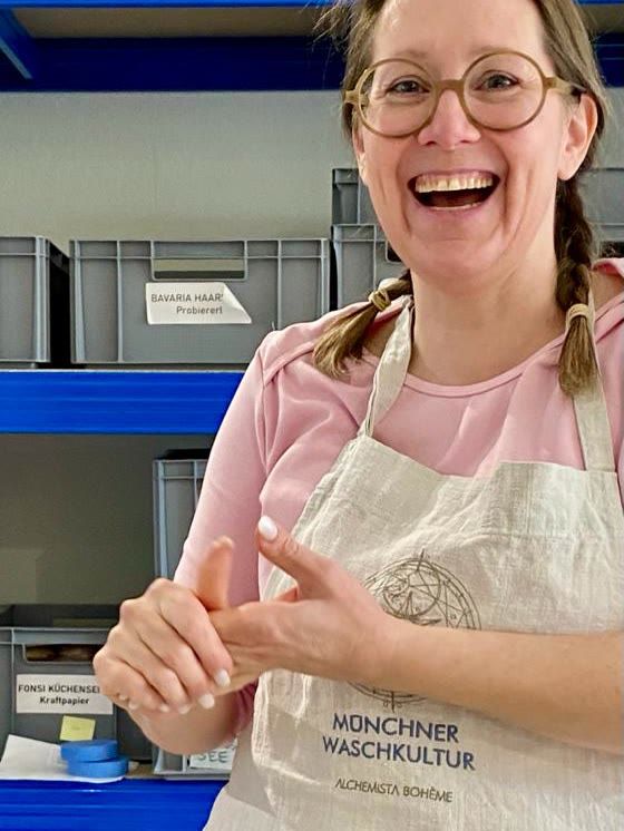 Sophia Wagner, Gründerin der Münchner Waschkultur®, lachend in ihrer Seifenmanufaktur